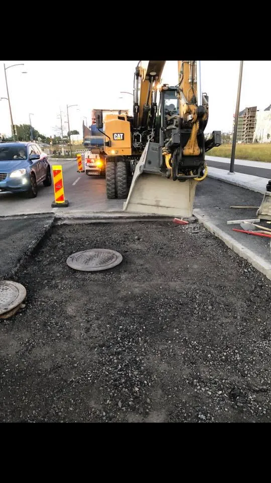 Ledningsarbete vid vägkorsning med brunnar