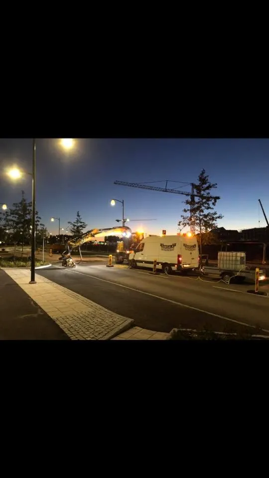 Samsala Entreprenad maskinpark i skymningsljus