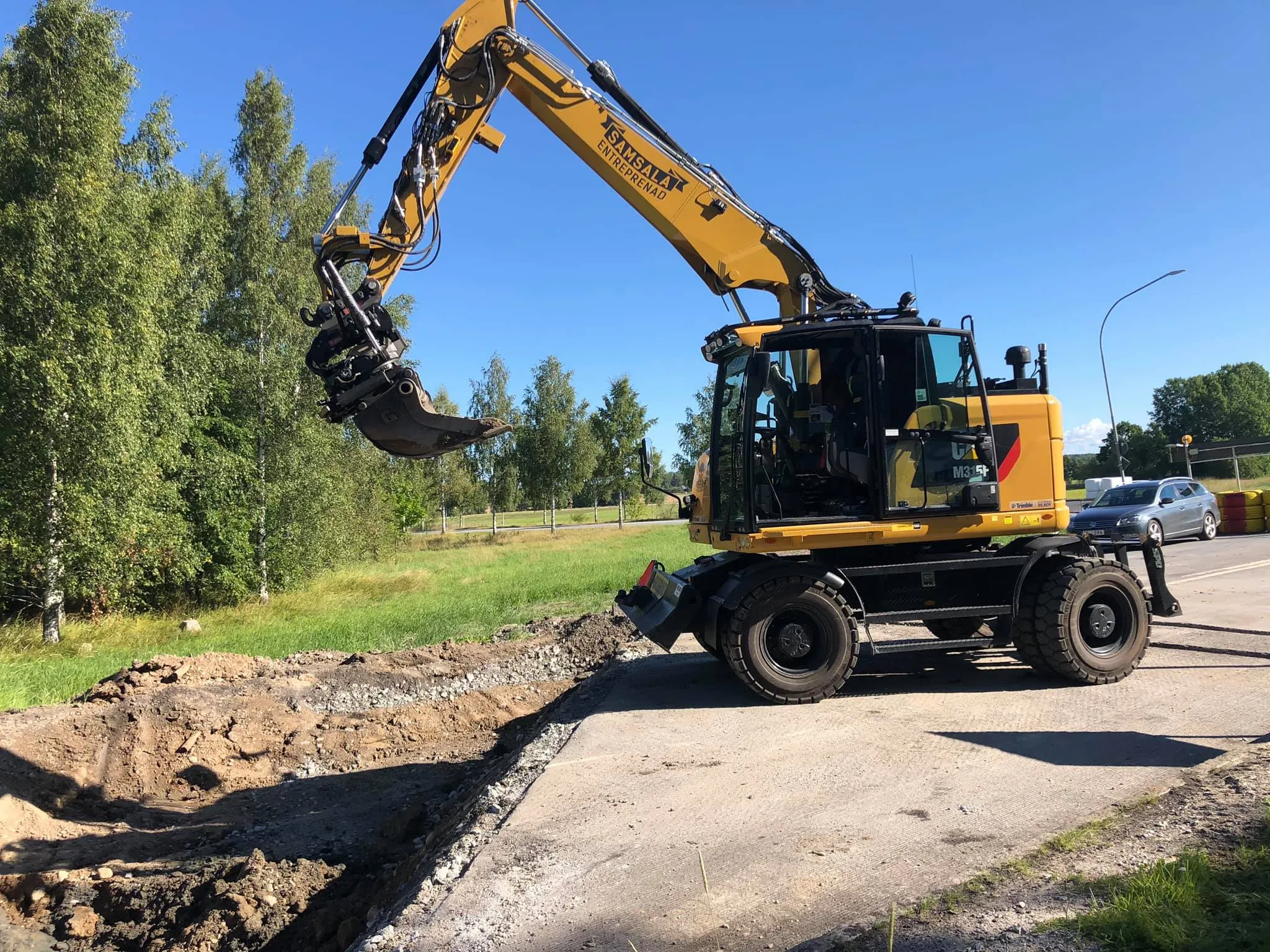 CAT grävmaskin vid vägarbete sommar