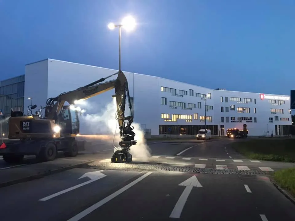 CAT-maskin vid trädgårdsarbete