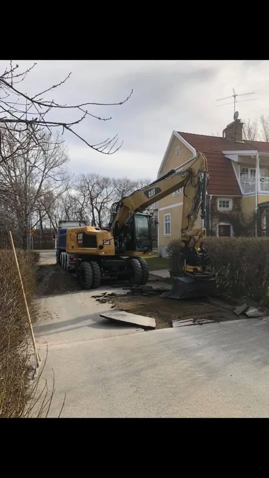 Grävmaskin vid husgrund på villatomt