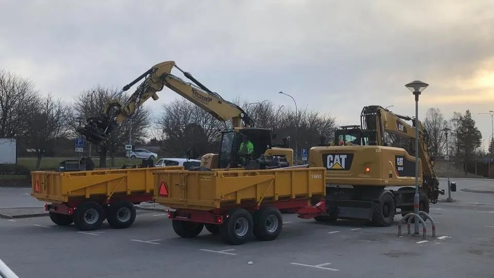 CAT grävmaskin med trailer