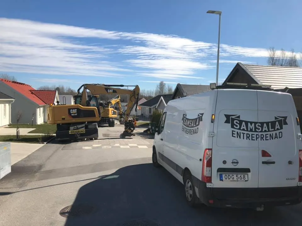 Samsala servicebil och grävmaskin vid arbetsplats