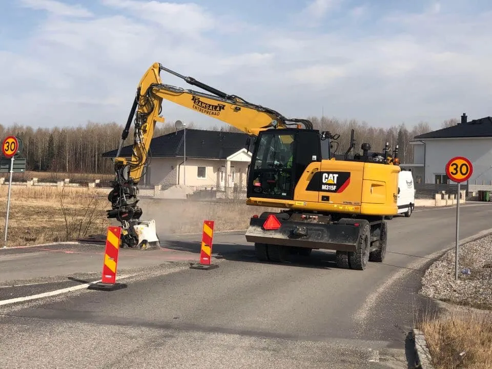 Samsala CAT M315F vid kommunalt vägarbete