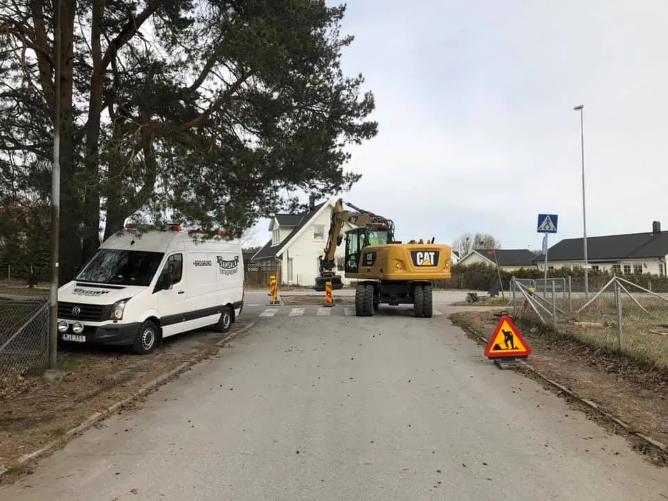 Samsala servicebil och grävmaskin
