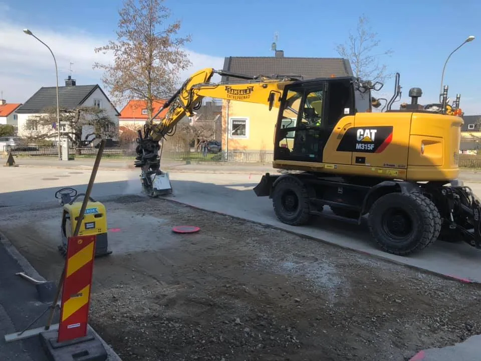 CAT M315F vid markarbete i bostadsområde