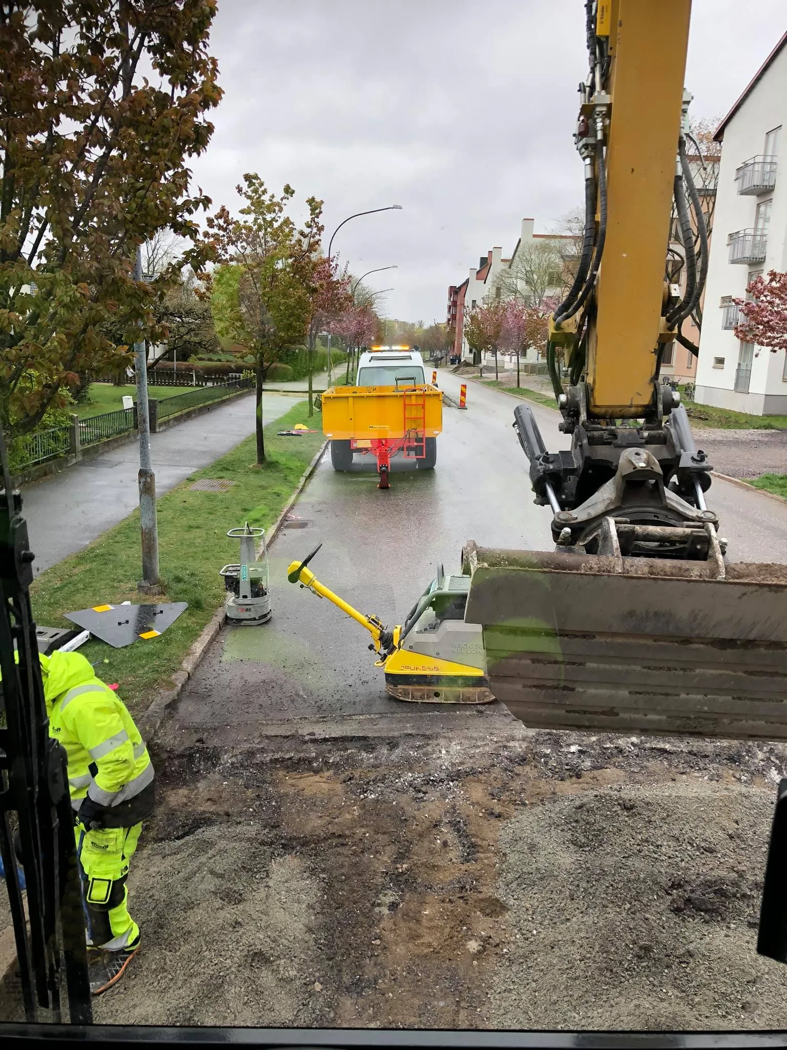 Vy från grävmaskinens hytt över arbetsplatsen